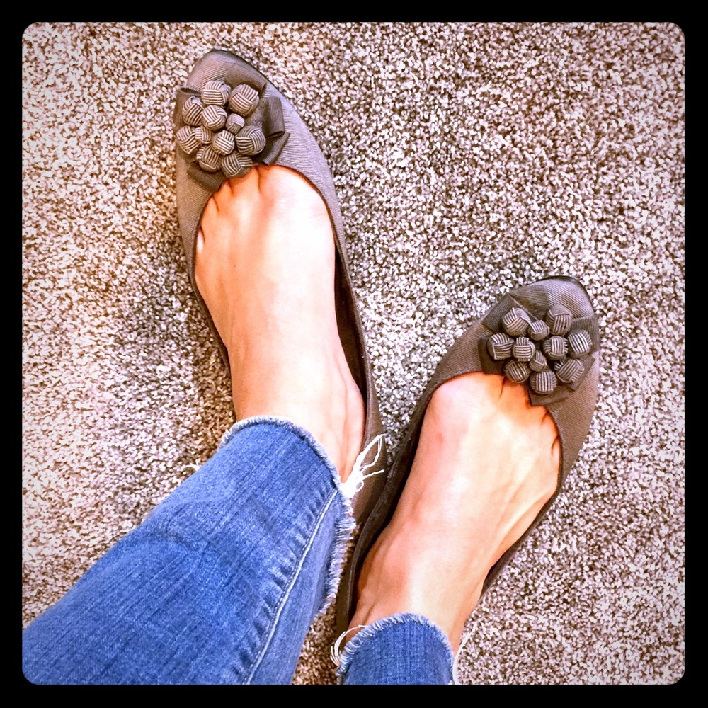 ⭐️ Pewter Gray ⭐️ Pom Pom Flats sz 8