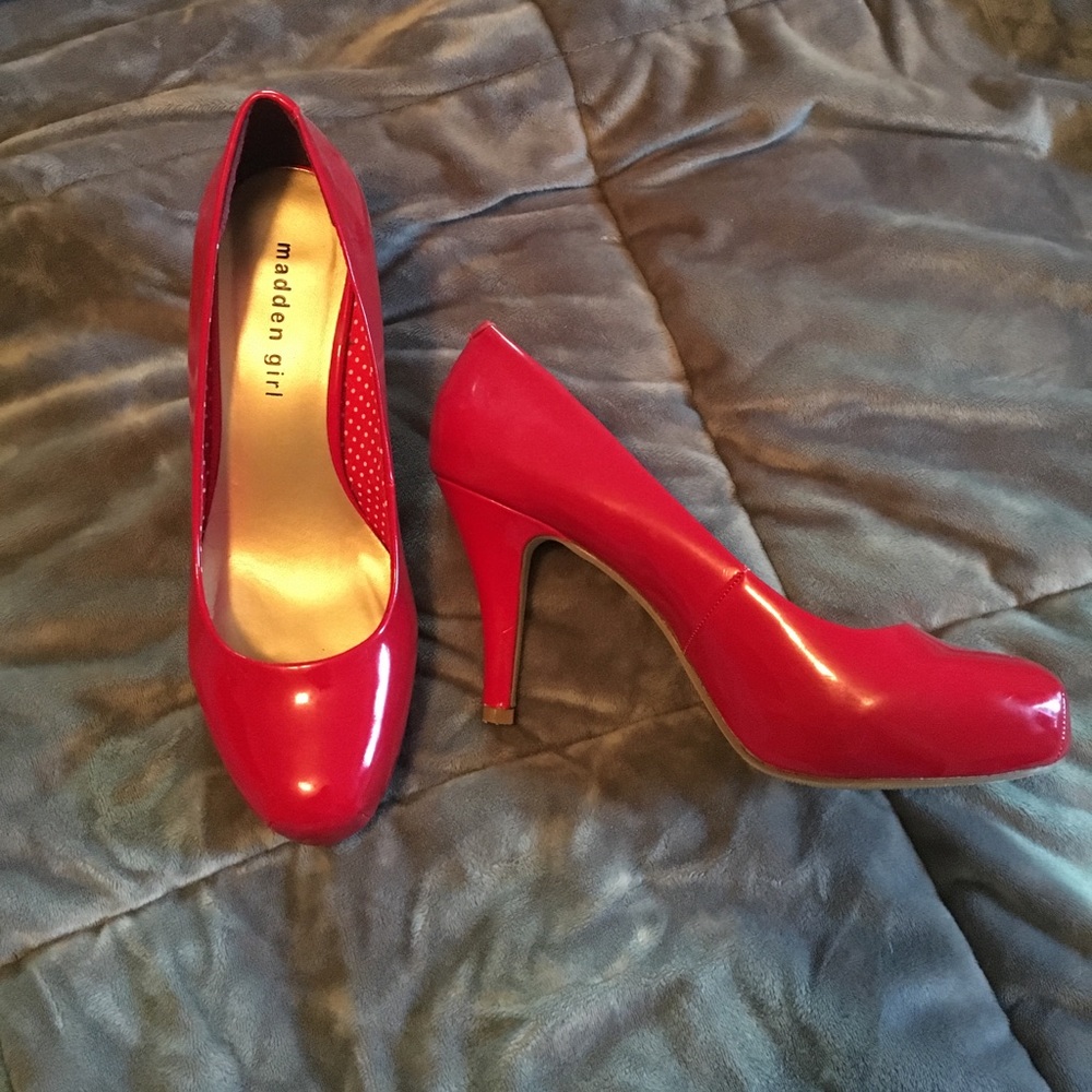 Shiny red Madden girl high heels size 7W
