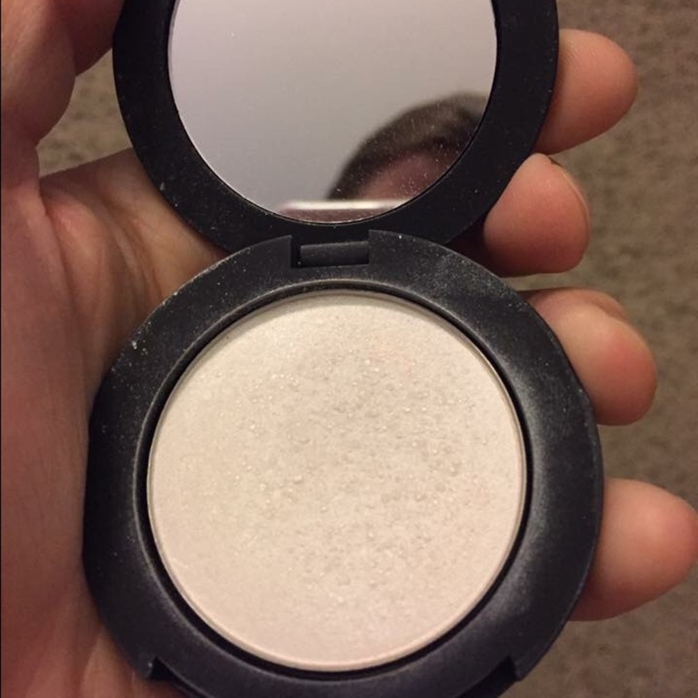 IRIDESCENT HIGHLIGHTER