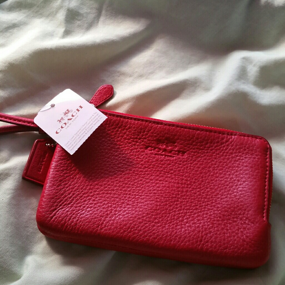 Nwt Coach Wristlet 2 zipper compartments.