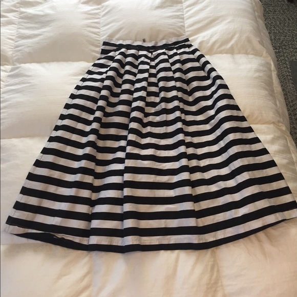 Lulus Dresses & Skirts - 🔥SALE🔥Lulus pleated midi skirt. PRICE FIRM!