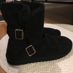 Black Aeropostale boots.