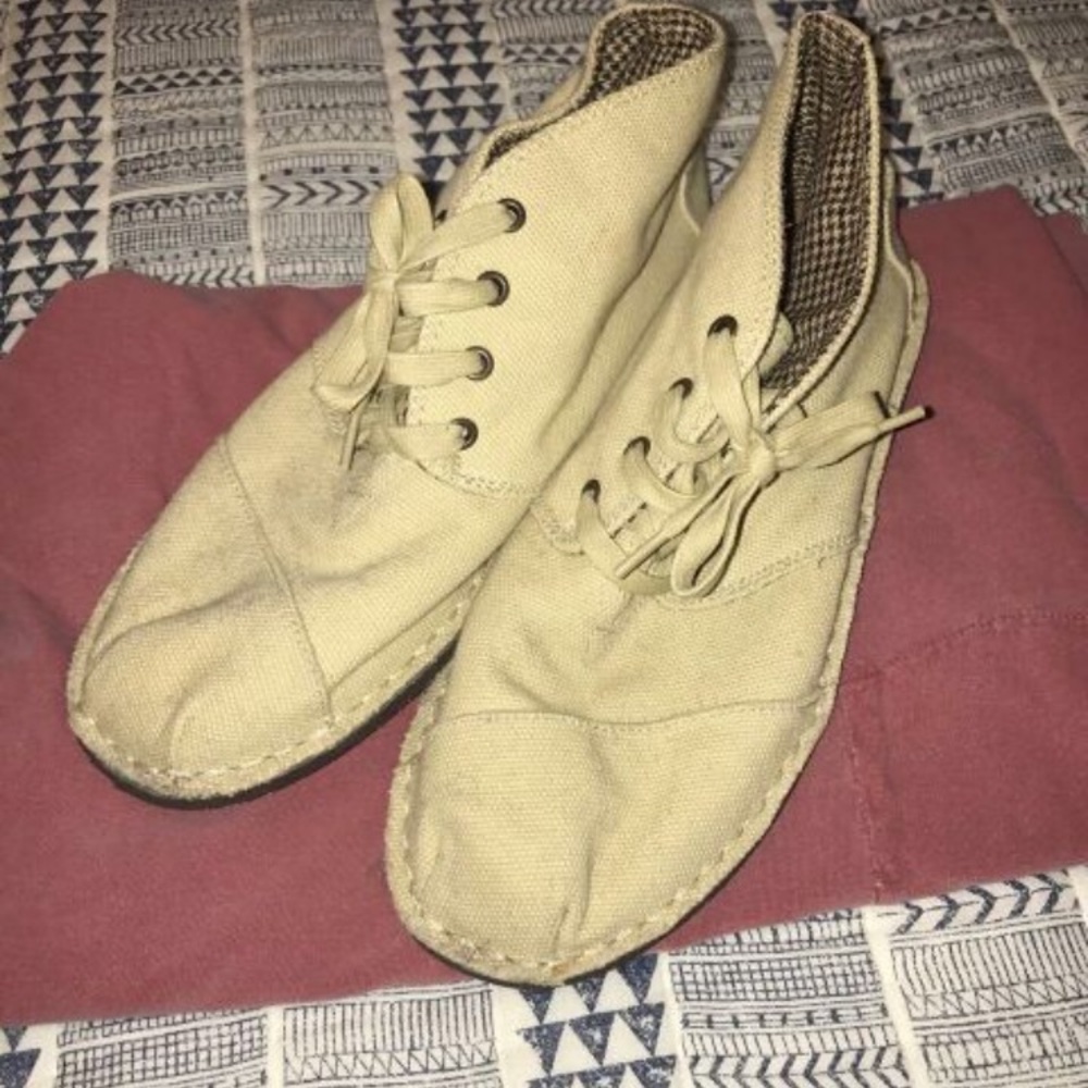 Men's TOMS size 10 never worn!