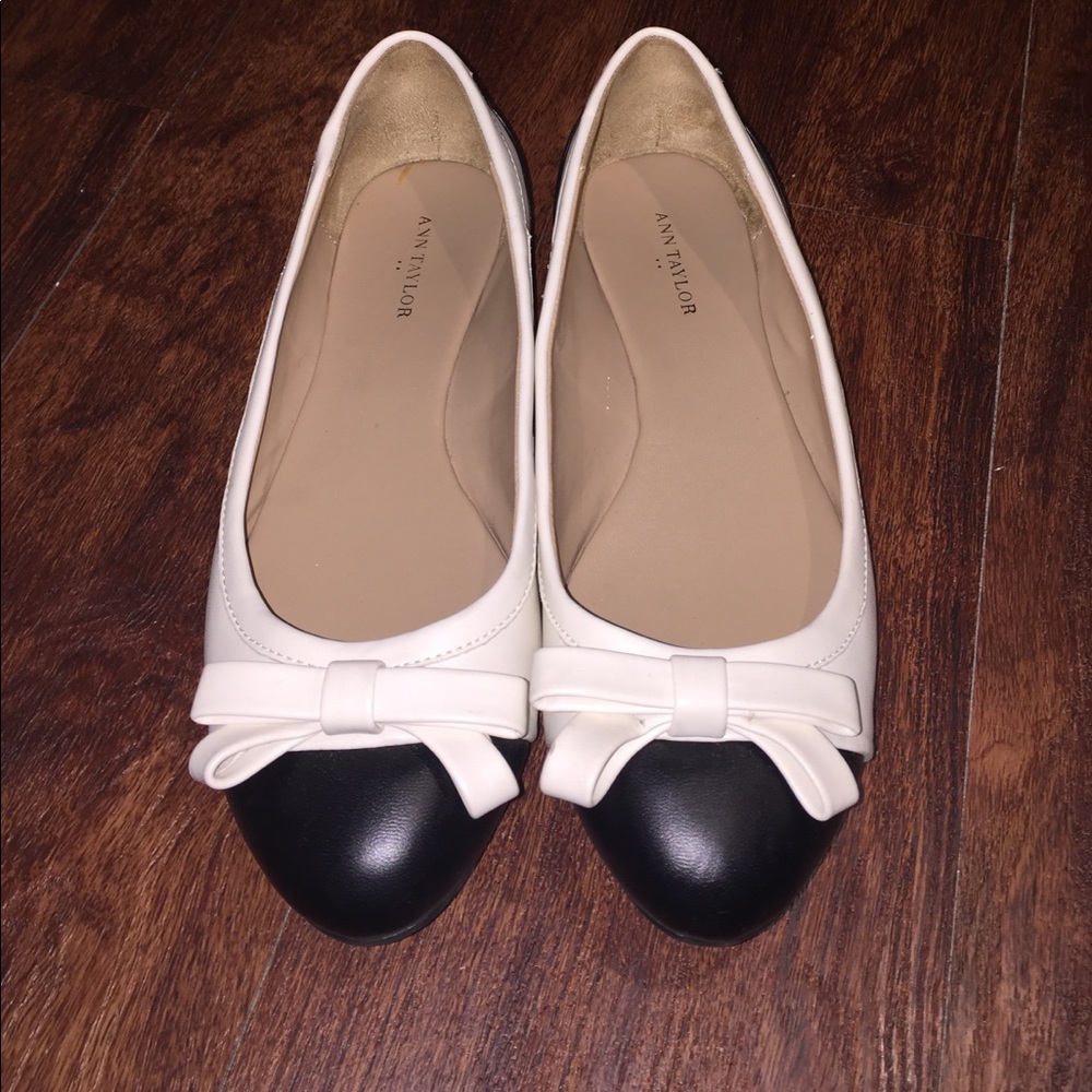 Ann Taylor Black and White Flats Size 8M. Like new