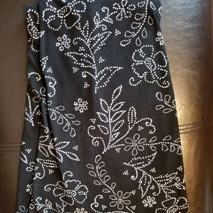 EUC Lularoe OS leggings black and white flowers!