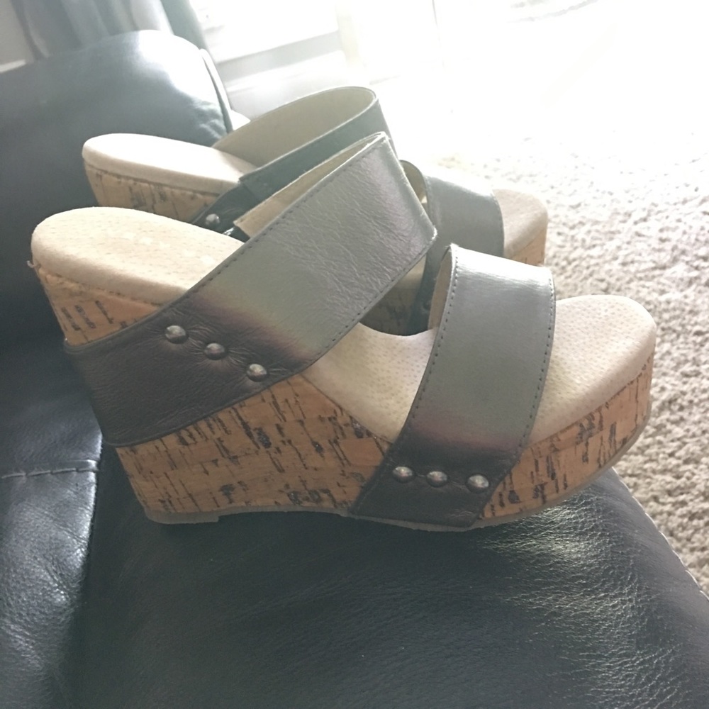 Very Volatile pewter wedge sandals size 7