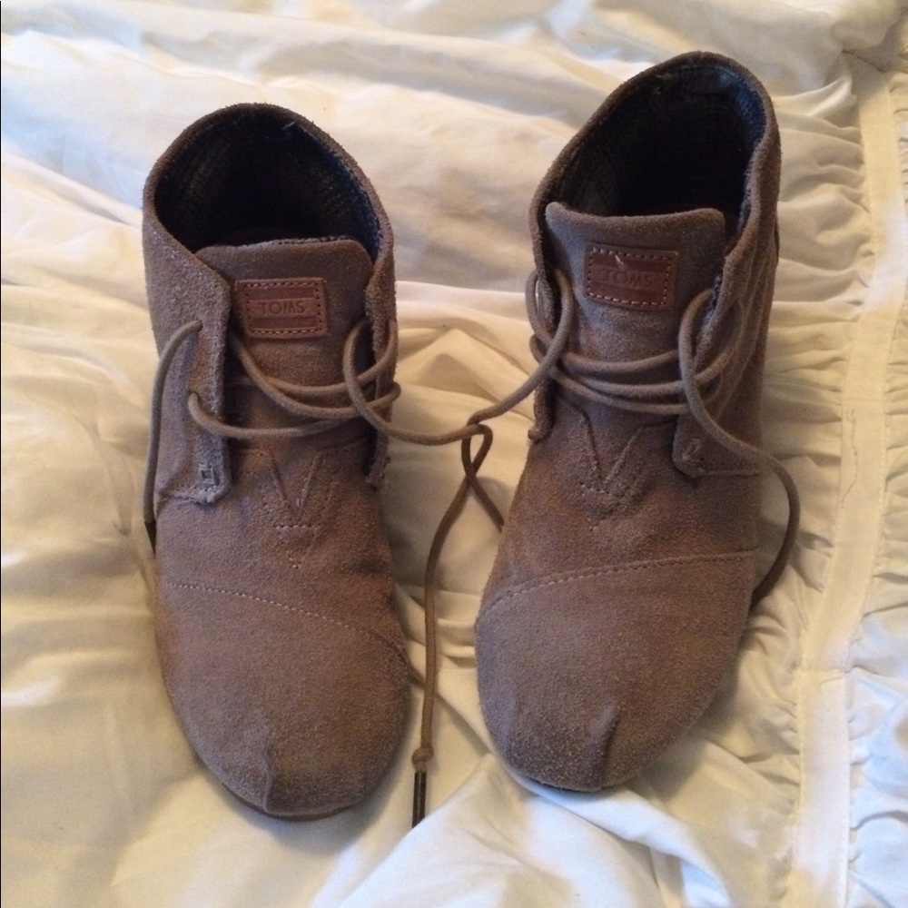 TOMS Tan Wedges 6.5