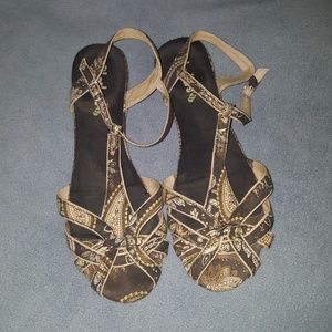 Paisley print T-strap Skechers Cali sandals