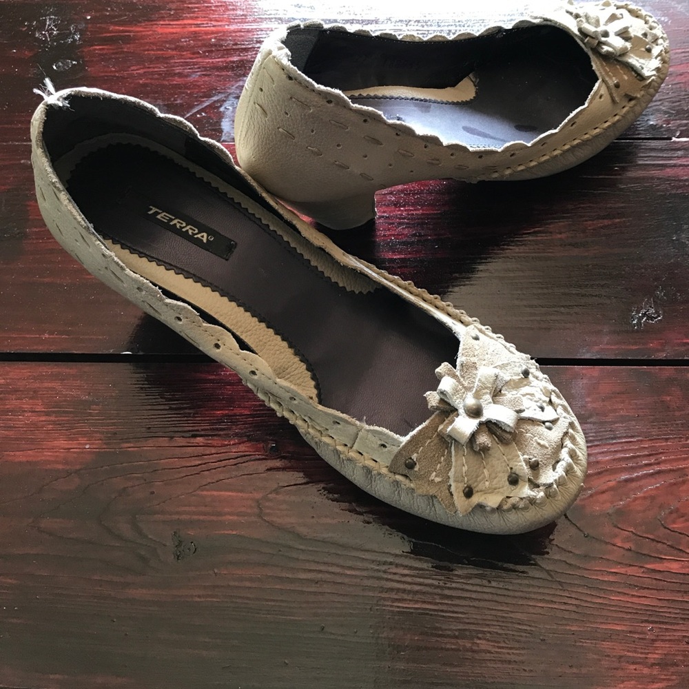 Terra 💯 % leather! 2 1/2 in h heel. Bone color.