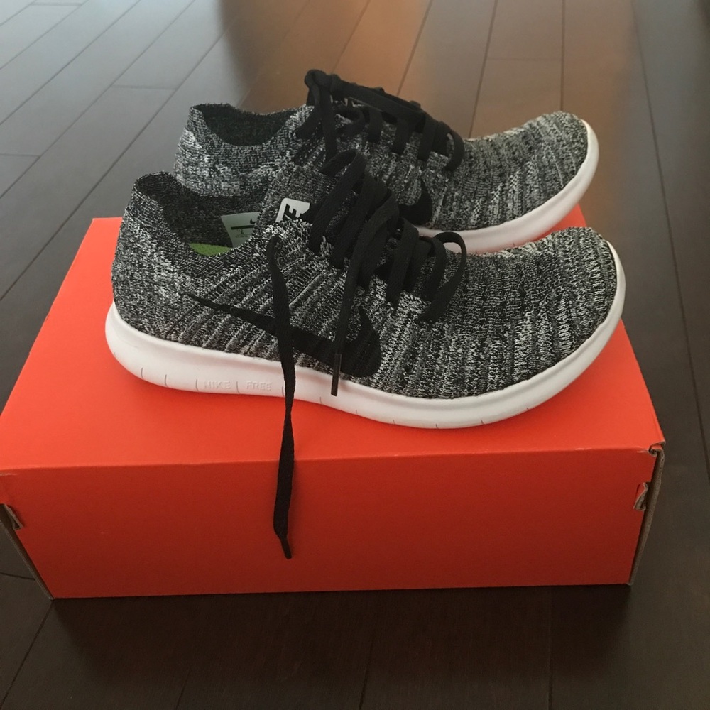 Size 6 never worn Nike sneakers