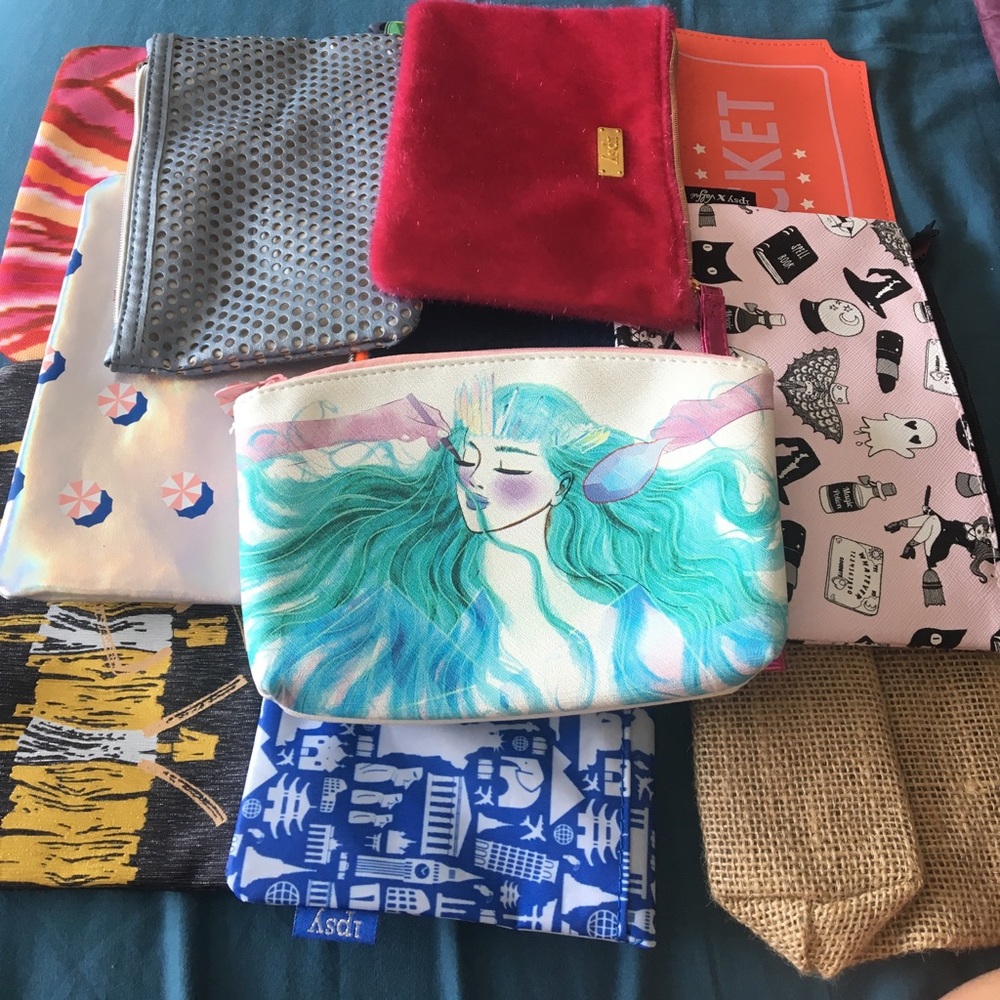 Makeup bags and makeup👛👄💄👁💋 comment with ?s🙂