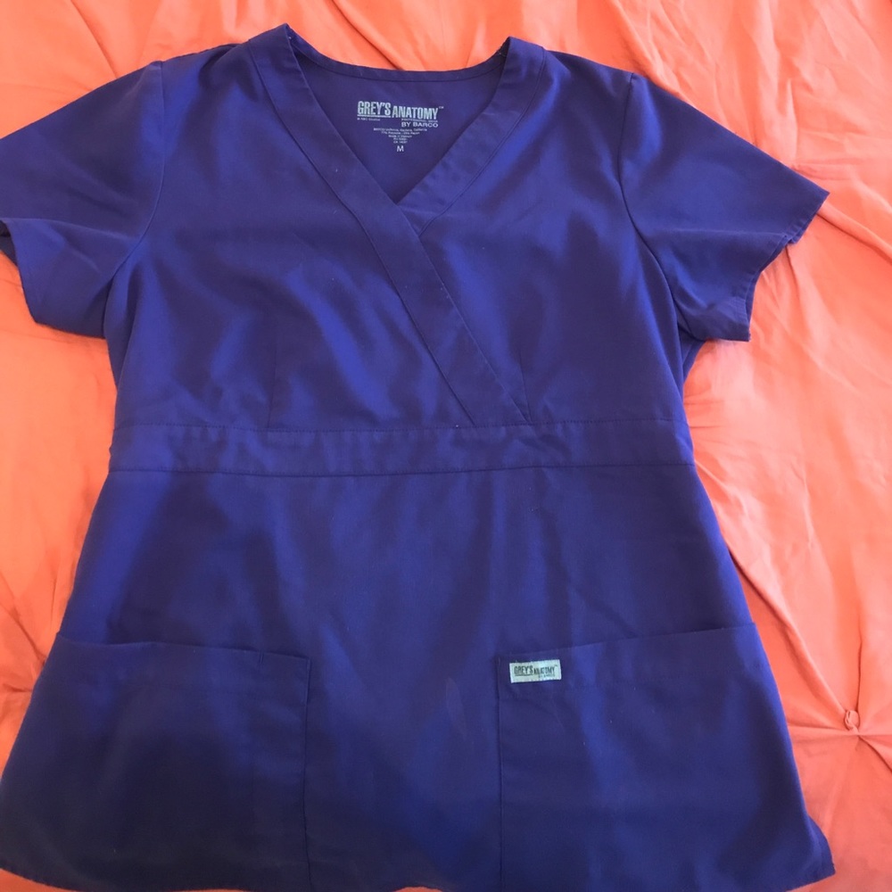 Greys anatomy scrub pants and top.