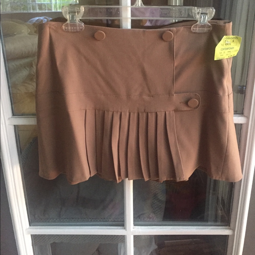 Mini skirt salmon color. Fully lined