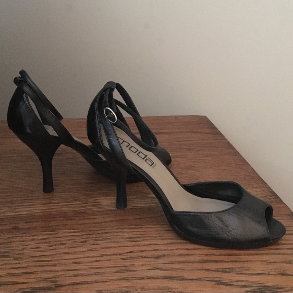 Size 8M black, leather Moda Spana heels