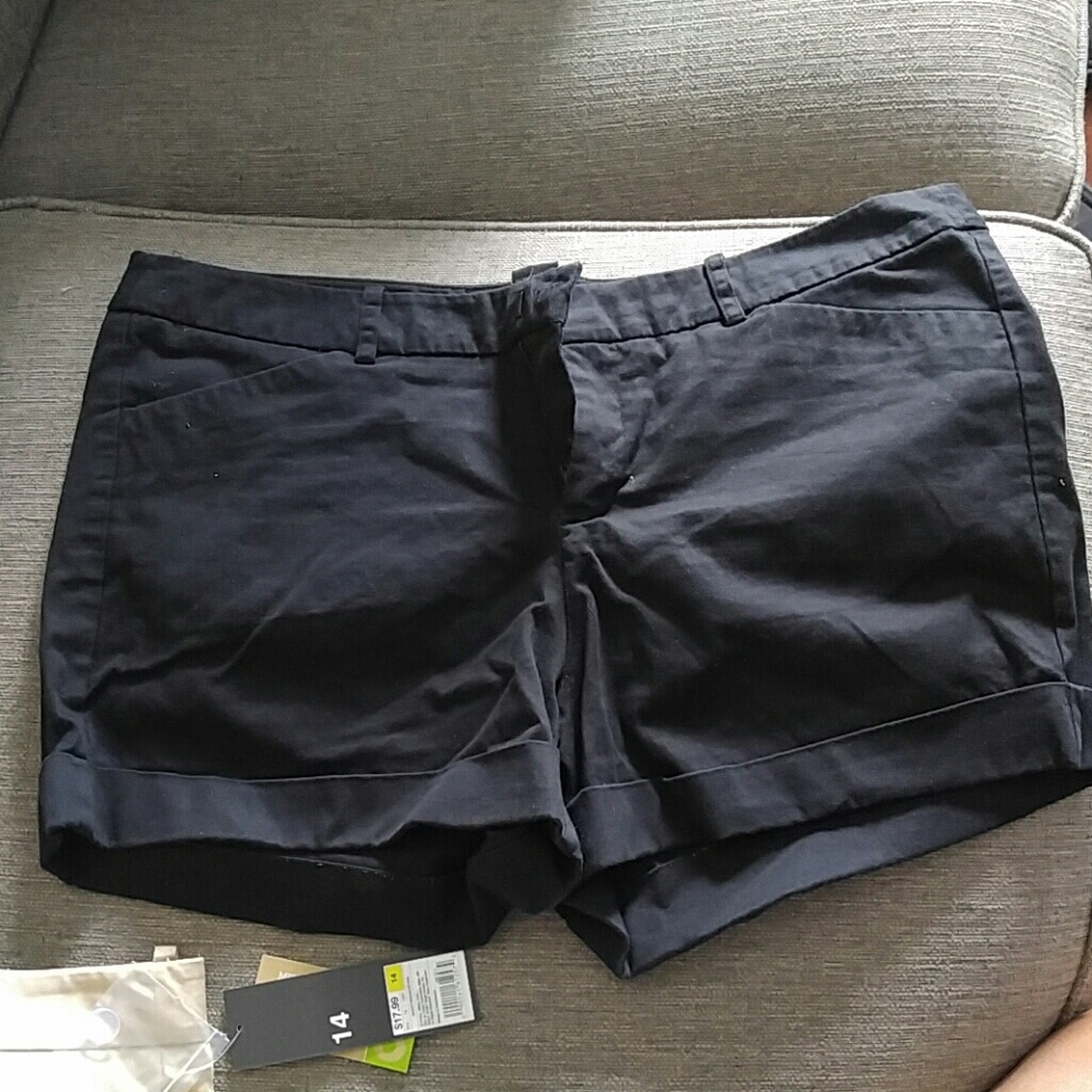 Shorts - Picture 3 of 4