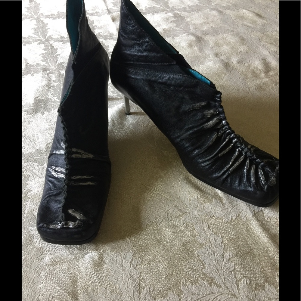 BLACK BOOTIES!