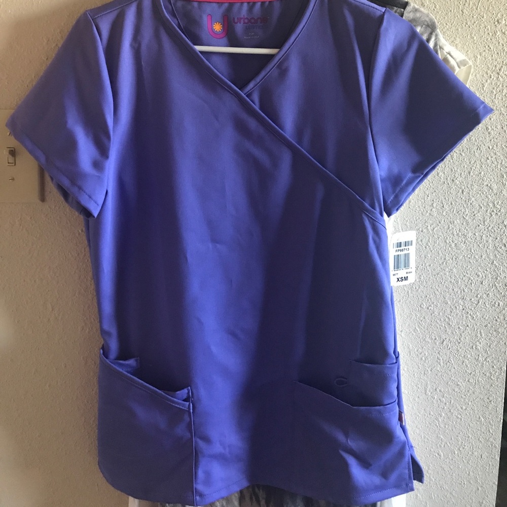 Urbane scrub top NWT