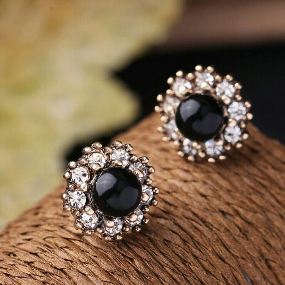 Black pearl and crystal studs