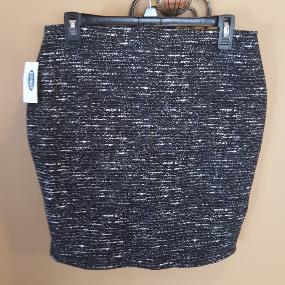 NWT form fitting skirt above knee