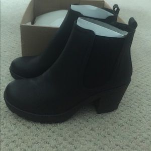 Black heeled Chelsea boots