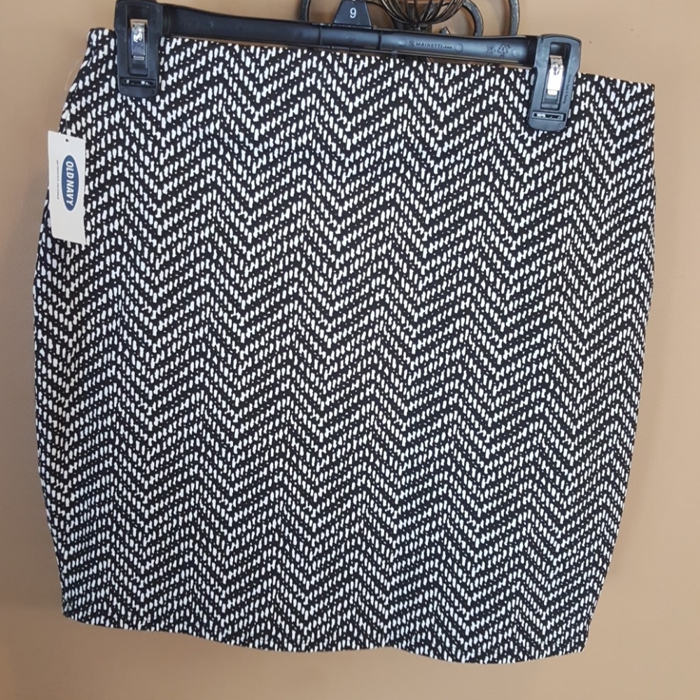 NWT form fitting above knee skirt