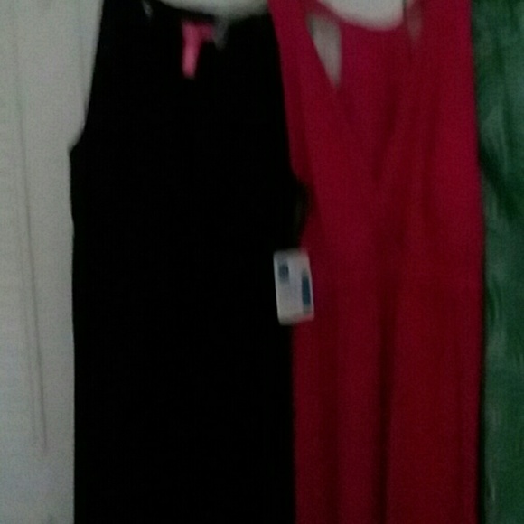 3 undressed size 2x the green.  One is size lrg - Picture 1 of 1