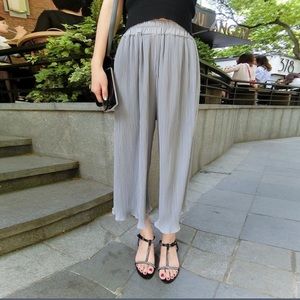 Cropped pleated pants
