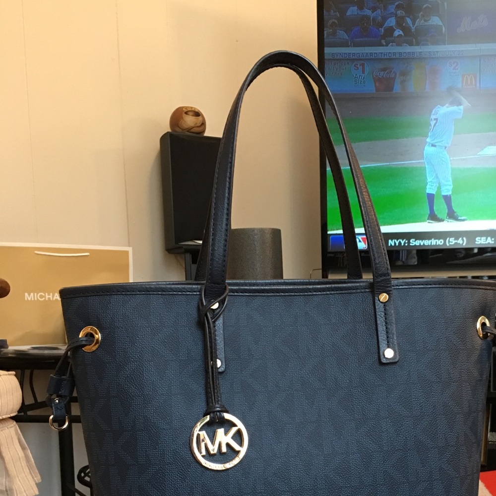 AuthenticMichael Kors Tote/Wristlet