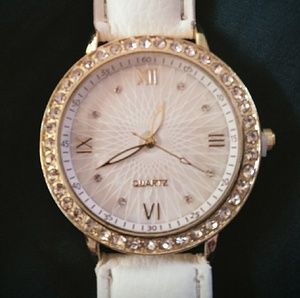 💲GORGEOUS QUARTZ WATCH WITH WHITE PU LEATHER BAND