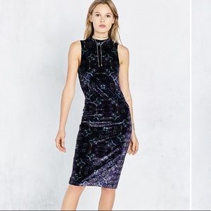 ECOTE VELVET MOCK-NECK MIDI DRESS