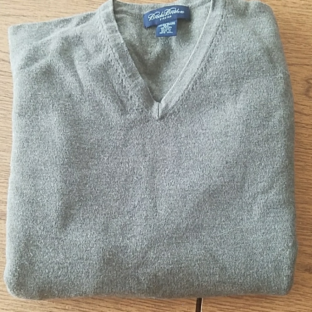Brooks Brothers - olive green v-neck light sweater