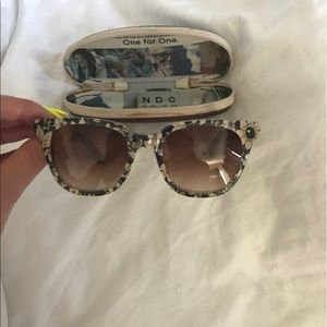 TOMS SUNGLASSES 😎