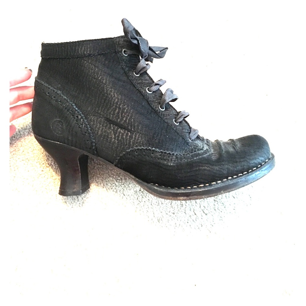 Neosens black leather bootie