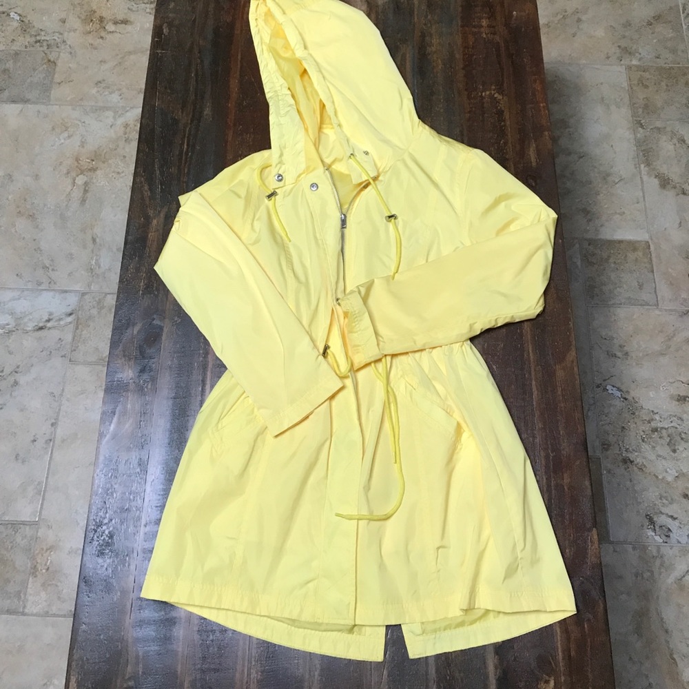 Yellow rain jacket/wind breaker