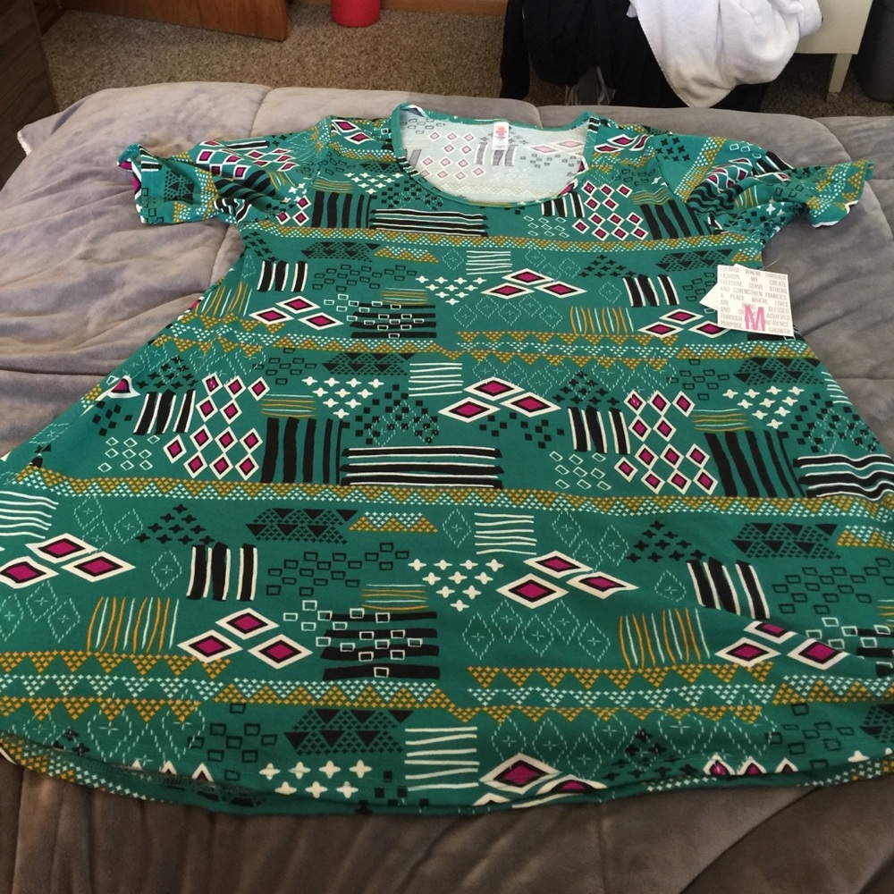 BNWT Lula Roe perfect tee medium