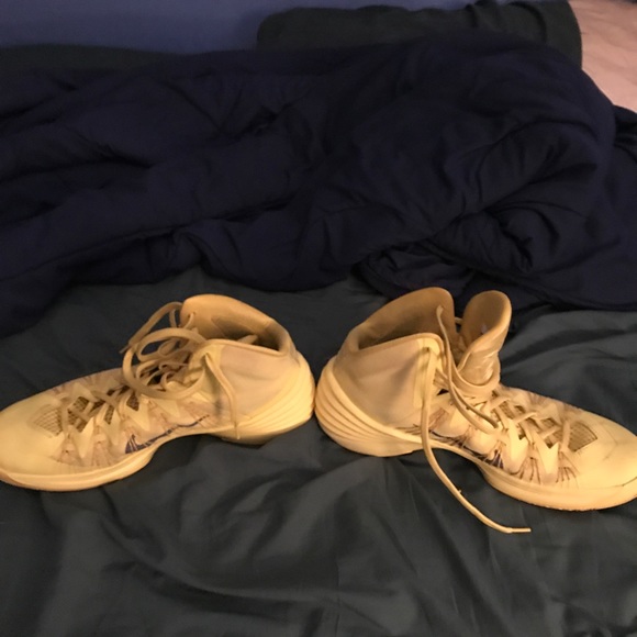 Nike Hyperdunks - Picture 3 of 4