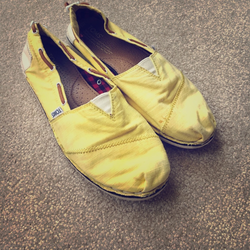 Yellow TOMS boat shoe design slip on tennis shoes!