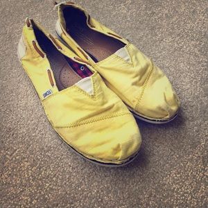 Yellow TOMS boat shoe design slip on tennis shoes!
