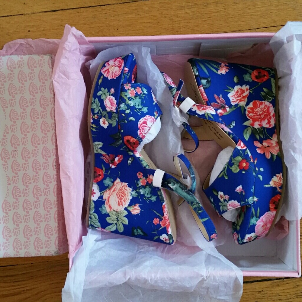 Floral print wedge