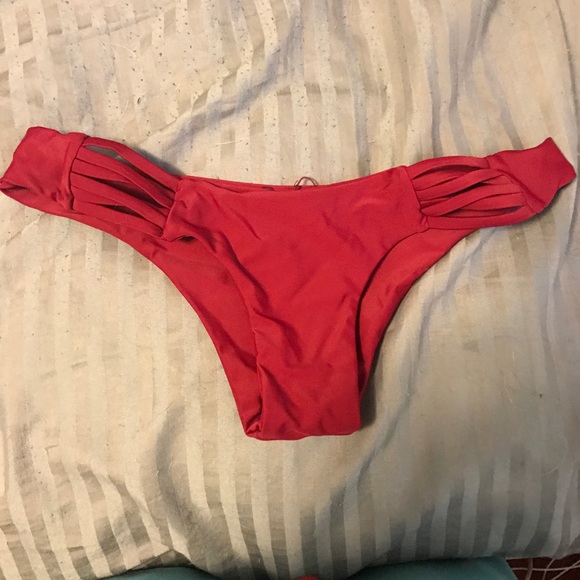 Bikini - Picture 3 of 4