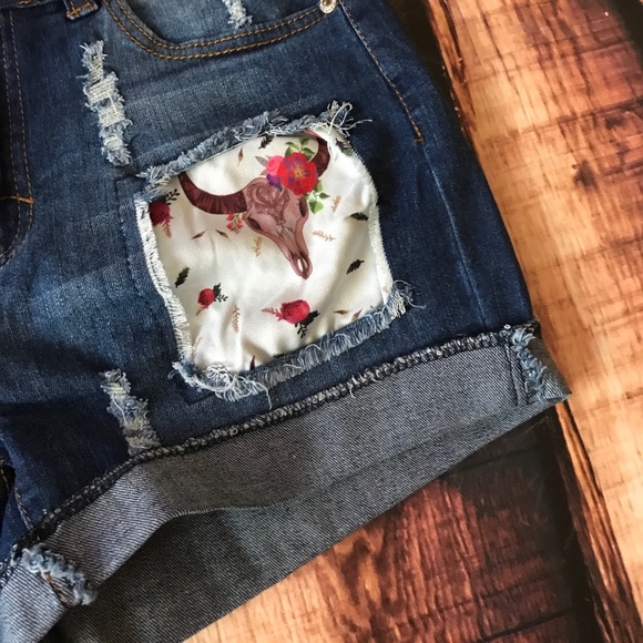 << Steer Head Skull Boho Country Shorts >> - Picture 3 of 5