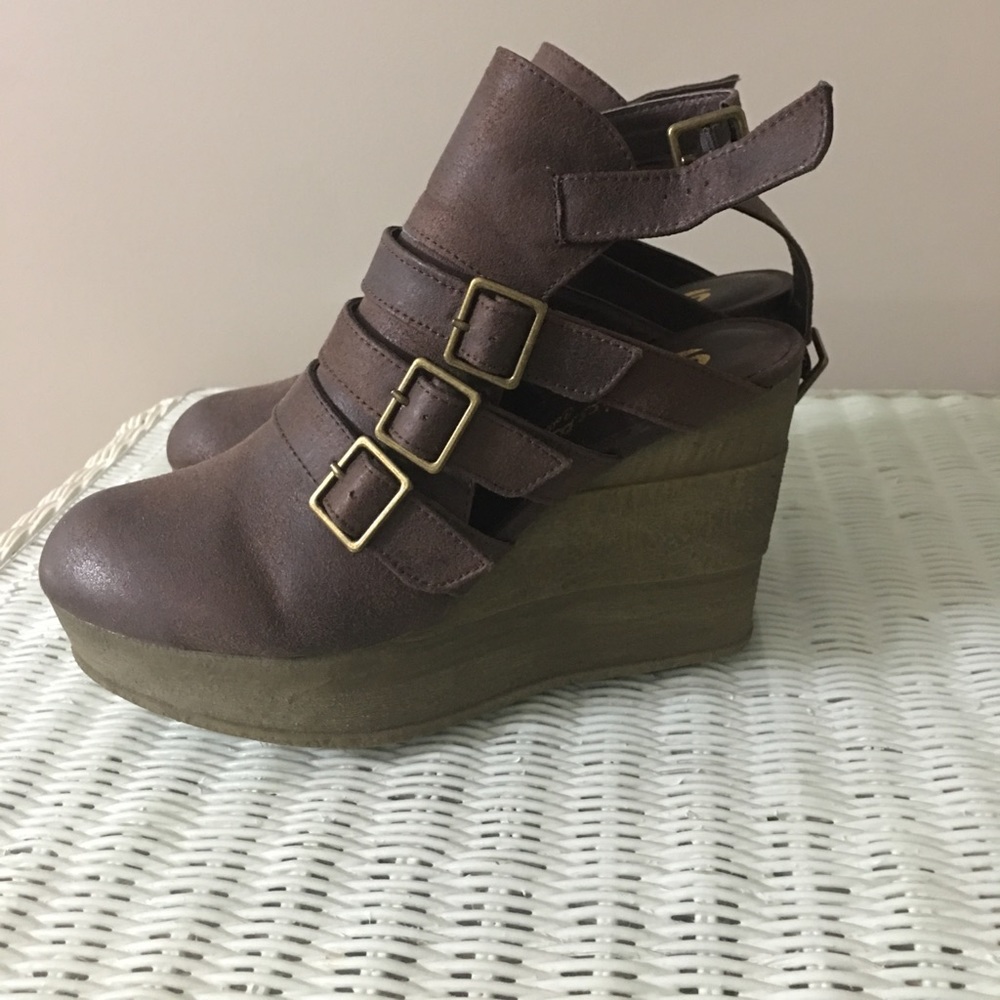 BRAND NEW Sbicca Gomez wedges