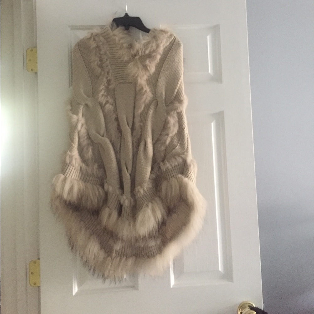 Beige cape with fur