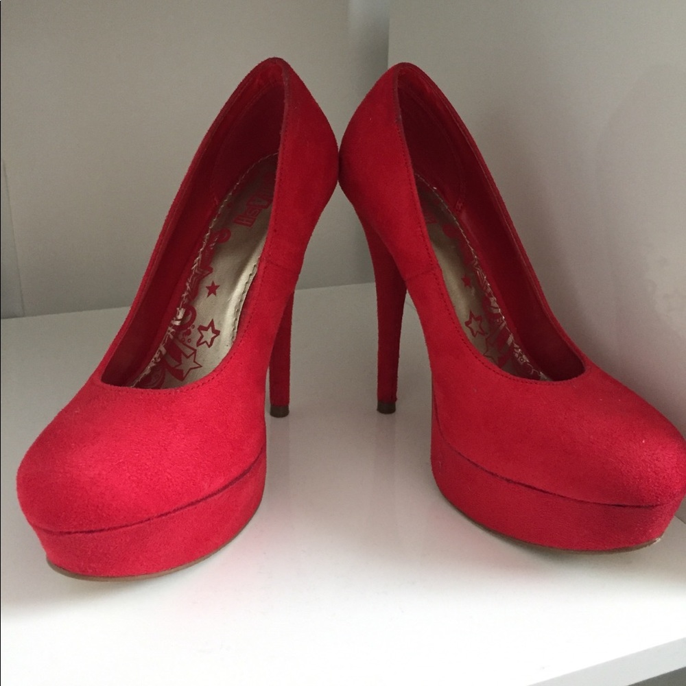Red Heels - Picture 3 of 3