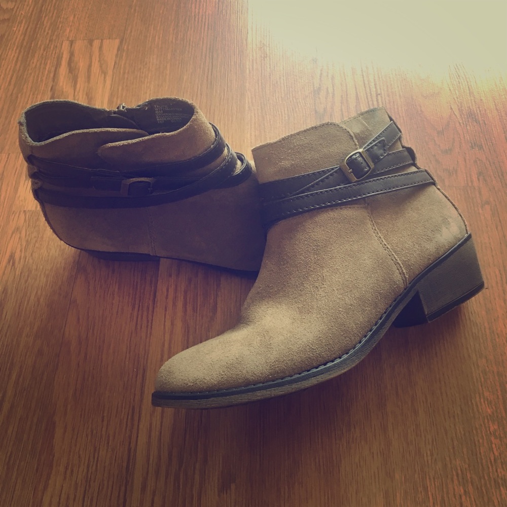 White Mountain Taupe Leather Boots