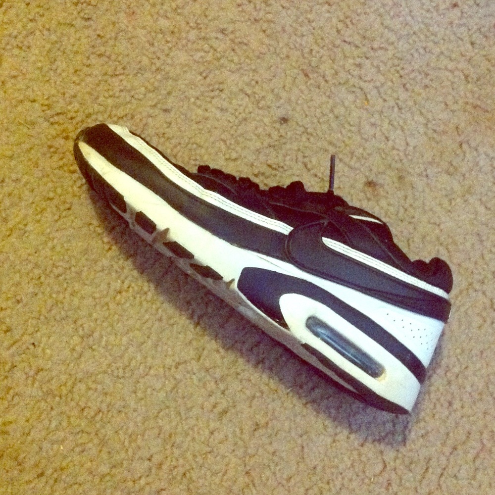 Air Max black and white size 7