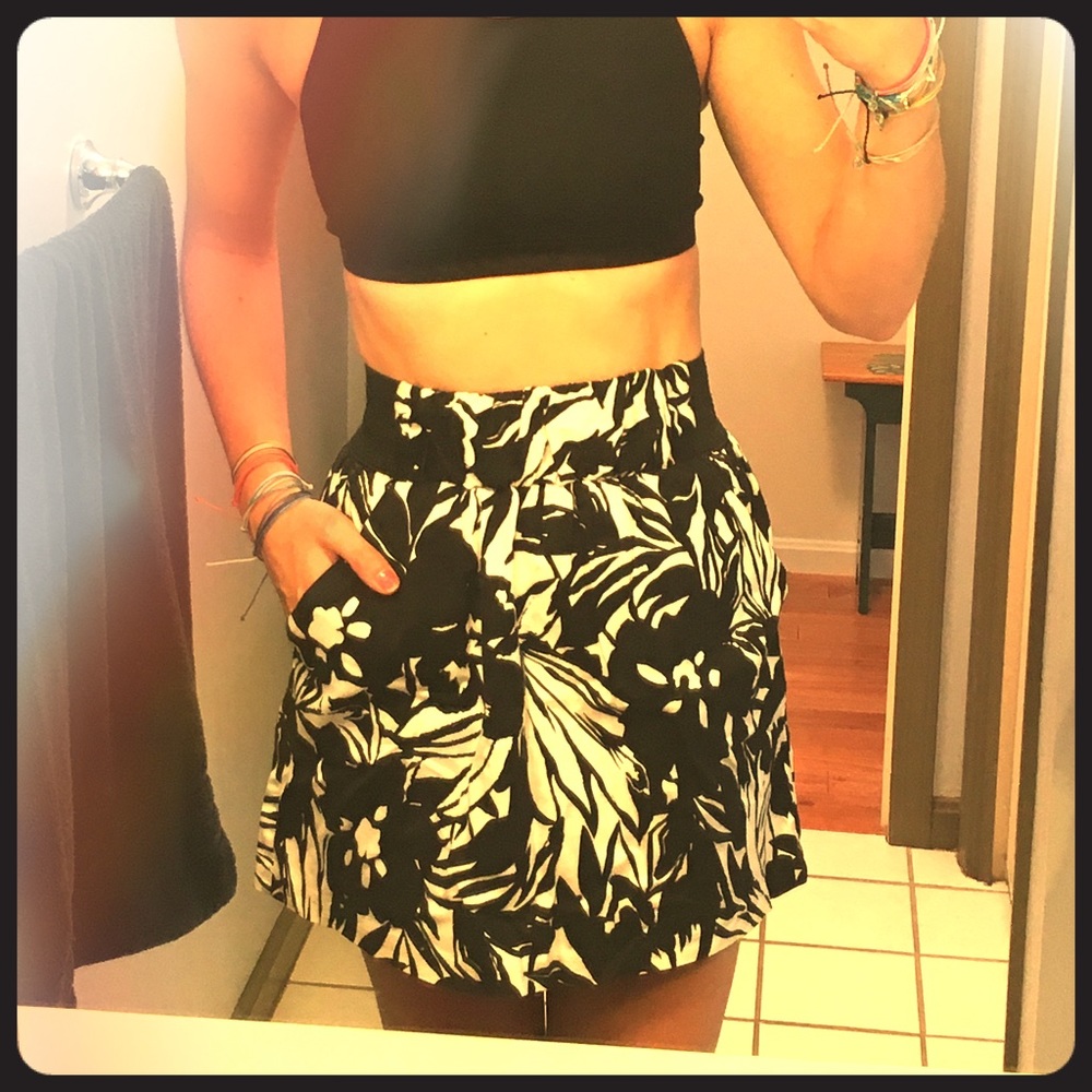 Awesome black and white skirt 🖤