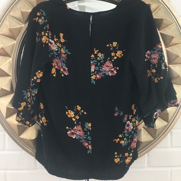 ✨HP✨LAST ONE🛍💕Lovestich "Valeria" Floral Blouse - Picture 5 of 6