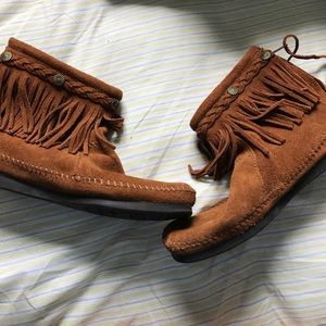 Minnetonka Short Chestnut Fringe Booties