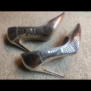 Like new Silver grey pumps